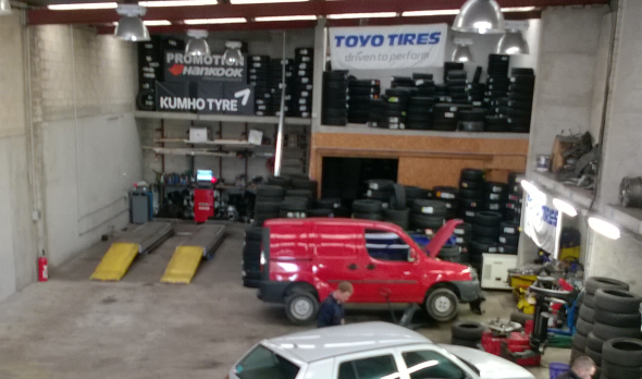 Intérieur garage Jumbo Pneus 94